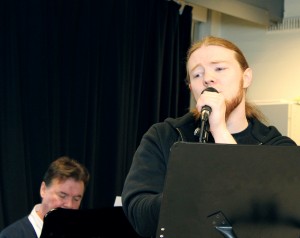 Bändin laulaja Henry Kuronen avittaa tarvittaessa karaokelaulajia. Tausta pianolla säestää Antti Perälä. 
