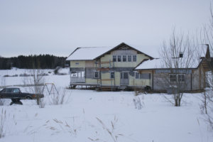 Haluaistko tämän naapuriisi? Keskeneräiseksi jäänyt rakennus harmittaa naapurustoa ja hämmästyttää ohikulkijoita Vesilahden Valkkisissa.