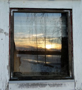 Tintti Turpeisen otos Valoa rantasaunan ikkunassa tuli huhtikuun digikuvakisassa toiseksi.