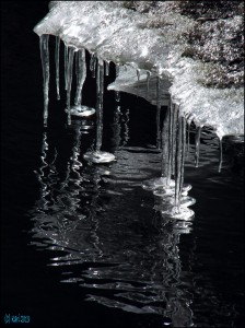 Lempääläläinen Kari Saarisen mustavalkoisessa kuvassa puhuvat kirkas jää ja tumma vesi.