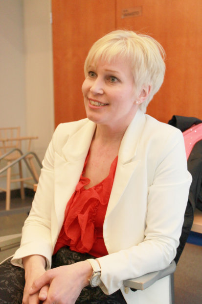 Sivistysjohtaja Nina Lehtinen kertoi, etteivät ikävät päätökset ole virkamiehillekään helppoja.