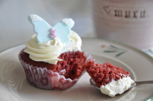 Varsinkin amerikkalaisissa kokki- ja kakkuohjelmissa hehkutettu red velvet-cake taipui Jennyn keittiössä kuppikakuiksi.