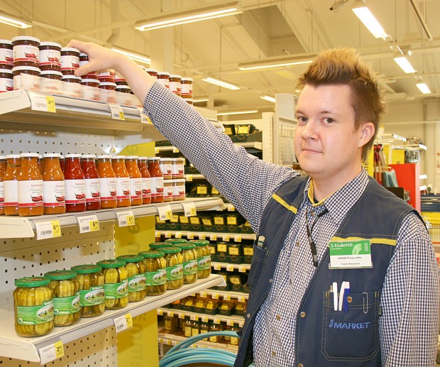 Vesilahden S-marketissa on tehty uudistuksia. Marketpäällikkö Tommi Nieminen iloitsee myös siitä, että nyt myös tuotevalikoimaa on voitu laajentaa.