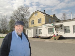 Kuusnimen kunnan kohtauspaikka,Turpeisen baari rähjäisine pihapiireineen on rauhoittunut ja siistiytynyt pankkitiloiksi. Maalaiskomedioissa näytellyt Tauno Kirstua muistaa, että Narvan pojilla oli kova hinku mukaan elokuvantekoon.