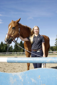 Tuike Laaksonen kertoo, että 11-vuotias Drumguido on elementissään esteradalla.