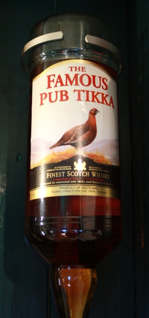 The Famous Grouse -viski on saanut Tikankolossa, eli entisessä Tikassa, kustomoidun etiketin.