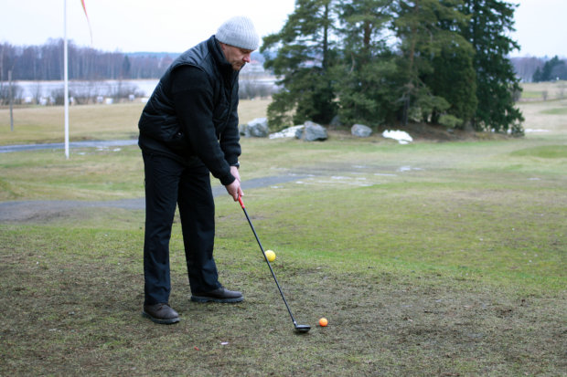 Vuoden verran golfannut Pasi Lehtinen käy Farmi-kentällä säännöllisesti pelailemassa.