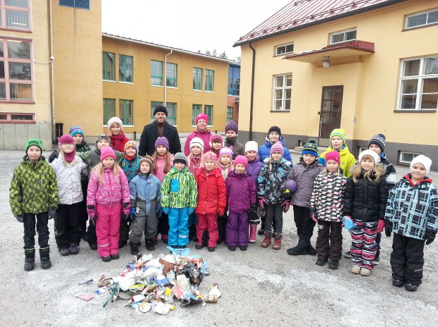 Sääksjärven koulun ympäristöraati keräsi koulun alueelta ja sen lähialueilta suuren roskakasan.