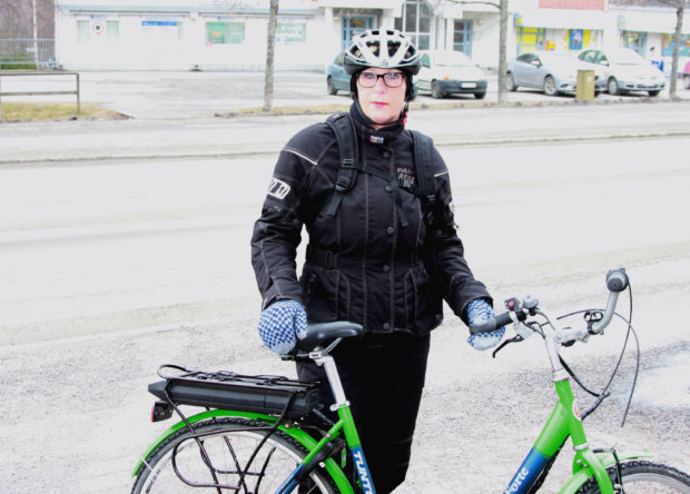 Sää antaa Tarja Järvenpäällä mahdollisuuden asioida polkupyörällä.