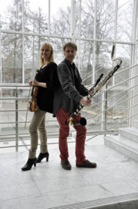 Pääkaupunkiseudulta kotoisin olevat Anna Angervo ja Janne Pesonen ovat viihtyneet Vesilahdessa jo vuodesta 2004. Äänen ja melun kanssa työskentelevä pariskunta kaipaa ympärilleen maaseudun rauhaa ja hiljaisuutta. 