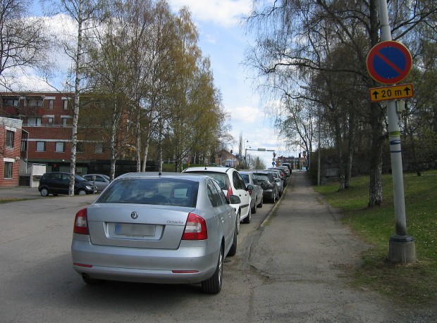 Lempäälän-Vesilahden Sanomien lukija nappasi kuvan Sirvalahdentieltä. Pysäköintikiellosta ei välitetä. Tienvierus on autoja täynnä kuvaajan mukaan päivittäin.