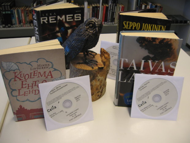Kirjaston pöllökin ihmettelee, kuinka pieneen CD-levyyn saadaan mahtumaan kokonainen kirja luettuna. Kuva: Sarri Nykänen