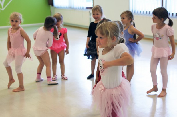 Antaa mennä! 3–4-vuotiaiden lastentanssiryhmä joraa innokkasti Dance Actionsin studiolla Kuljussa.