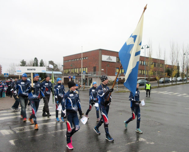 Lempäälän Kisan 110-vuotisjuhlakulkue suuntautui Lempäälän keskustasta Hakkariin. Hiihtäjä Iiro Niskanen kantoi lippua airueinaan hiihtojunnut Henna Mettalo ja Sauli Heinänen. 