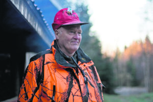 Metsästys on Hannu Kosken mukaan muuttunut vuosien myötä metsästäjälle helpommaksi. Kuva: Katariina Rannaste