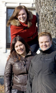 Anu Salminen (takana),  Anna Lilja ja Elina Asikainen ovat yrittäjiä ja lapsuudenkavereita.