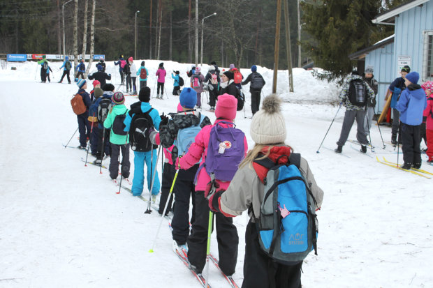 Viime perjantaina, alkavan hiihtoloman ja hiihtohelmikuun merkeissä Nurmen reppuselkäsiet koululaiset hiihtelivät Hakkarissa. Kuva: Antero Korhonen