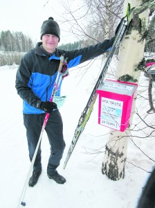 Matti Grönberg muistaa poikasena merkinneensä hiihtoja latuvarsien kansanhiihtolaatikoihin.  Helmikuinen hiihtokampanja sopii hyvin senkin puolesta, että tarvittavat viisi kertaa ovat jo koossa paperilla.