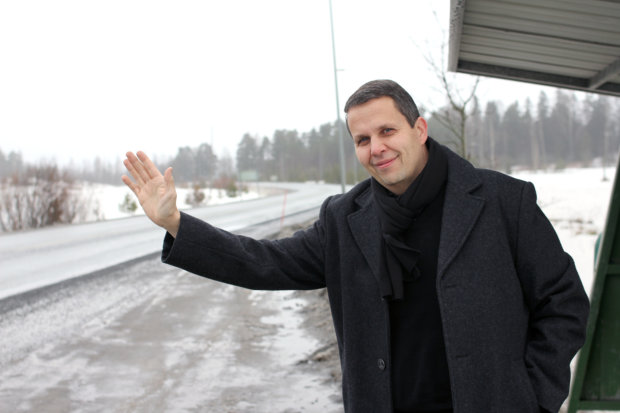 Jaakko Hautamäki viittoo bussia Valkeakoskentien varressa. Pysäkiltä on Laasonportin alueelle matkaa kolmisen sataa metriä.