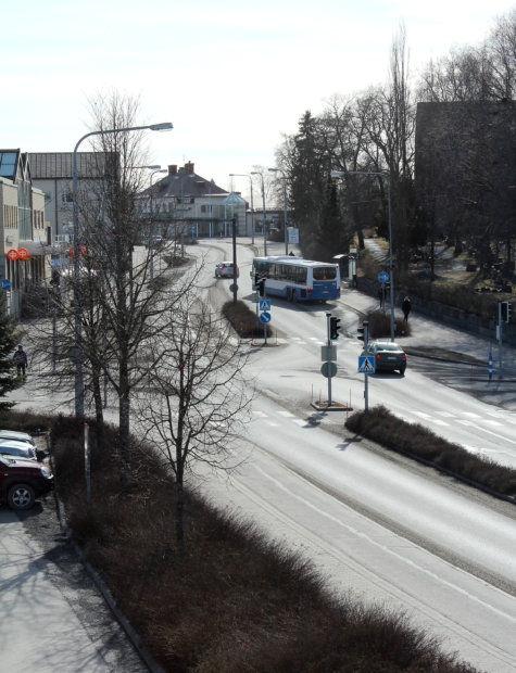 Samalla kun kuntakeskustaan rakennetaan uutta, Lempäälän kuntakeskustaa pirstova infrastruktuuri saa myös jossain määrin väistyä. Vajaan kilometrin osuus Tampereentietä Sirvalahdentieltä kanavalle muutetaan kuntalaisten yhteiseksi palstaviljelmäkokonaisuudeksi.