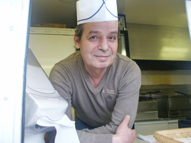 Kyprokselta kotoisin oleva, nykyään Tampereella asuva Yilmaz Giray on tuttu kasvo grillivaunun tiskin takaa. – Vesilahti on paras paikka työskennellä, hän kehuu. Kuva: Sanna Suonpää