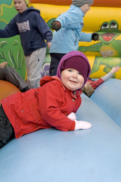 Kesätorin avajaisten kenties suosituin juttu oli pomppulinna. 2-vuotias Emilia Pullinenkin tykkäsi kovin. Kuva: Katariina Rannaste