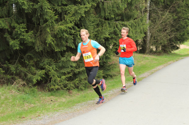 Puolimaratoni n kärkikaksikko oli selvillä jo seitsemän kilometrin  kohdalla: ykkösenä juoksu n voittanut Jukka Salo (743) ja kakkosena LeKi:n Iiro Niskanen (629). Kuva: Tuomas Koivisto