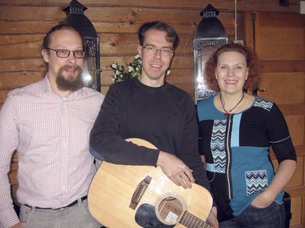 Juuso Lähdekorpi, Pekka Murto ja Anne-Maija Hakala ovat innoissaan musiikin merkityksellisestä roolista näytelmässä