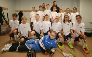 Lempäälän Kisan nimissä pelasi kolme poikajoukkuetta sarjassa salibandya. Kuvassa nuorin ikäluokka eli 2002-syntyneitten tiimi.