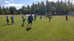 Futisviikon ohjaaja Aapo Kalliokoski haastaa lapsia pelailuun. Kuva: J-P Nieminen