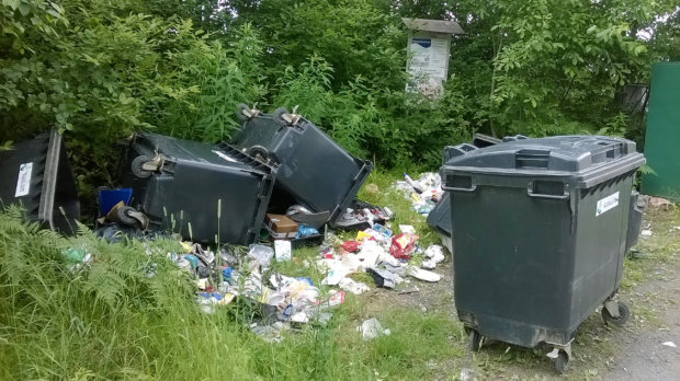 Tällainen näky oli lauantaina 11. kesäkuuta Kelhontien varressa olevalla jätepisteellä. Olikohan joitakin ärsyttäneet nuo roskalaatikot, kun ne oli pitänyt kaataa ja levittää roskat ympäristöön?