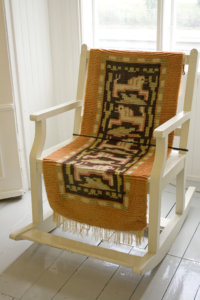 Keinutuolin maton Impi Sotavalta suunnitteli Sotavallan kartanoon tähän tuoliin ja tietylle paikalle. Kuva: Katariina Rannaste