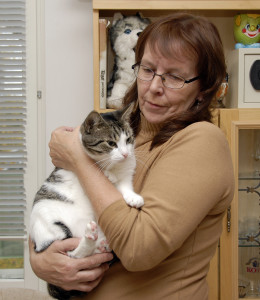 Taina Niskanen auttaa kodittomia kissoja.