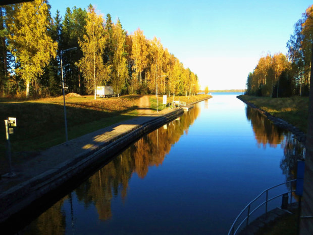 – Matkalla pysähdyimme pienelle evästauolle kuuluisalla Neiturin kanavalla. Näin kaunis voi syyspäivä siellä olla, kuvan ottanut Jorma Hautala kertoo.