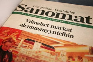 Alennusmyynnit alkoivat ja lisäjännitystä toi uusi valuutta: hintalappu kertoi summan sekä euroissa että markoissa, mikä riitti sekoittamaan asiakkaiden ja myös henkilökunnan pään. Kuva: Katariina Rannaste