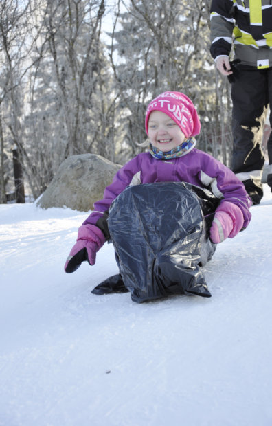 Sanni Kilpinen, 7, testasi miten jätesäkki luistaa pulkkamäessä. Hienosti liukui! Kuva: Katariina Onnela