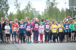 Nuoret juoksijat odottavat lähtöä. Kuva: Jan Heikkilä