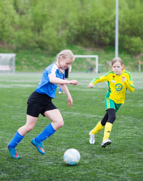 Ensimmäisenä turnauspäivänä pelattiin kovatasoiset ja tasaväkiset C- ja D- tyttöjen sarjat. Sinipaitaisten LeKi-futiksen D-tyttöjen vastustajana pelasi Keravan Pallo. Palloa potkaisee Elina Rantala.