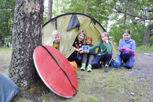Akseli, Kasper, Jaaro, Jalo ja Mirella saivat vielä pystyttää telttansa Lammasniemeen, mutta ensi kesänä yöleirejä ei näillä näkymin enää järjestetä. Kuva: Katariina Onnela