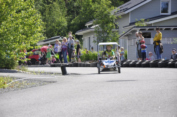 Kalle Klinga, 9, sijoittui hienosti kolmanneksi N1-luokassa ajalla 39,6 sekuntia. Hän kertoi, että auto oli rakennettu yhdessä isän kanssa ja sitä oli myös testattu ennen kisaa. Testaus selvästi kannatti, koska alle 40 sekunnin raja alittui. Kuva: Katariina Onnela