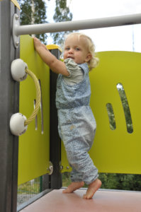 Amanda Hartlin, 1,5v, testasi Kiviahon leikkipuiston laitteita avajaispäivänä. Kuva: Katariina Onnela