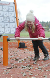 Ida testasi miten onnistuu punnertaminen Narvan uusilla liikuntavälineillä. Hienosti sujui. Kuva: Katariina Onnela