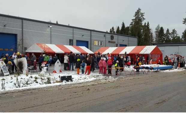 Arviolta 1500 kävijää poikkesi Sääksjärven paloasemalla. Kuva: Maarit Saarnio