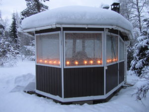 Kesäpaviljonki talvilevossa. Kuva: Jorma Hautala
