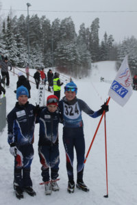 Atte Urvanta (vas.), Roope Niskanen ja Leevi Lampén voittivat Kangasalla 10- vuotiaiden viestin. Leevi ankkurina ehti hyvin loppusuoralla liputtaa eikä hopeajoukkue ehtinyt samaan kuvaan.