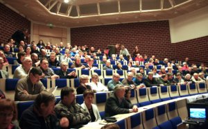 Hakkarin koulun auditorio oli täyteen pakattu, kun Marita Palokoski esitteli Kuokkalan–Hakkarin–Herralan osayleiskaavaa alueen asukkaille.