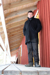 – Kyllä täällä mylläämistä riittää. Kesälomallaan Juha Kuisma aikoo tehdä talven varalle kyläkunnan yhteisellä klapikoneella  riittävästi polttopuita. Myös pihapiirin komean aittarakennuksen sisätyöt odottavat käsistään kätevää miestä.