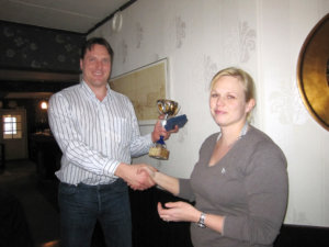 Harri Montoselle ojensi vuoden 2012 parhaan seuratoimijan huomionosoituspalkinnon Lempäälän Jyryn puheenjohtaja Terhi Eriksson.