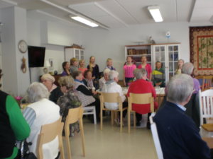 Äitienpäiväviikon juhla jatkui sisätiloissa, jossa muun muassa Sääksjärven koulun 4b-luokkalaiset lauloivat keväisiä lauluja.