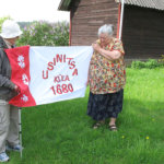 Usenitsan kylän lippu nostetaan salkoon, kunhan ensin vihitään kirkossa. Kuva: Antti Koiranen